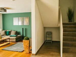 クロイツリンゲンにあるFerienhausträume Oase Bodenseeのリビングルーム(ソファ、階段付)