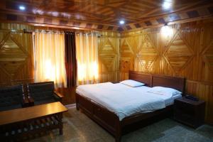 une chambre avec un lit et un mur en bois dans l'établissement Lake View Stays Nainital, à Nainital