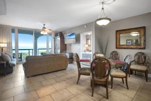 een woonkamer met een bank, een tafel en stoelen bij 2 Portofino 1602 in Oriole Beach