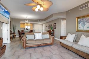 een woonkamer met 2 banken en een eetkamer bij 2 Portofino 1602 in Oriole Beach +40 foto's