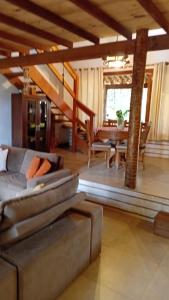 a living room with a couch and a table at Bangalô Rústico Duplex - Retiro Andaluz in Brumadinho