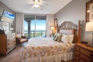 een slaapkamer met een bed en een groot raam bij 2 Portofino 1602 in Oriole Beach