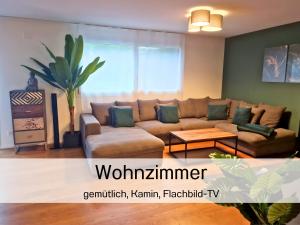 クロイツリンゲンにあるFerienhausträume Oase Bodenseeのソファとテーブルのあるリビングルーム