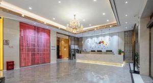 eine Lobby eines Gebäudes mit einem Kronleuchter in der Unterkunft Borrman Hotel Nanning Anji Passenger Station Xijin Metro Station in Nanning