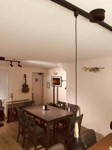 uma sala de jantar com mesa e cadeiras em Jazz 喫茶 Eju イージュ B&B em Urazoe mais 12 fotografias