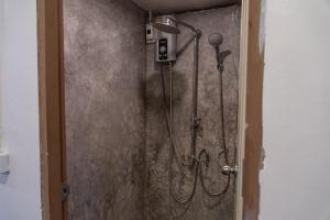 y baño con ducha. en Easy house, en Pai 70 fotos más