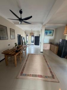 Una sala de estar con una mesa de comedor y un ventilador de techo. en Pelican Ahangama, en Ahangama 13 fotos más