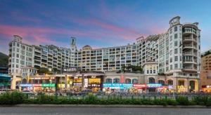 ein großes Gebäude mit vielen Geschäften davor in der Unterkunft GreenTree Alliance Hotel Shenzhen Yantian District Dameisha in Shenzhen