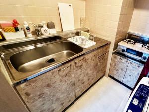 Kuchyň nebo kuchyňský kout v ubytování 302便利な立地札幌駅が徒歩7分の超人気で美室女性に人気 + 14 fotografií