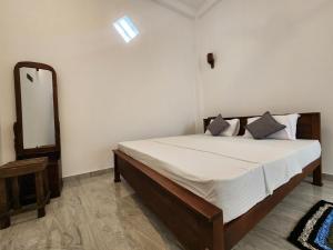 Postel nebo postele na pokoji v ubytování Okinrose Mirissa