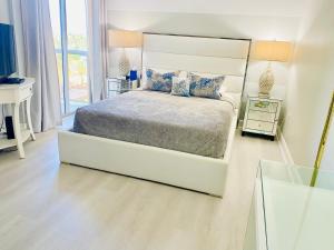 Giường trong phòng chung tại OCEAN VIEW 1BR 2BA BEACH CONDO Parking +20 ảnh