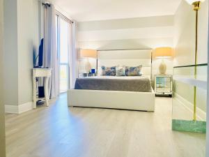 Khu vực ghế ngồi tại OCEAN VIEW 1BR 2BA BEACH CONDO Parking