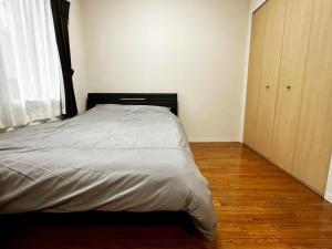 Postel nebo postele na pokoji v ubytování 302便利な立地札幌駅が徒歩7分の超人気で美室女性に人気