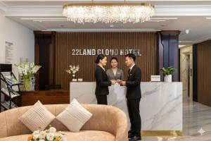 ハノイにある22 Land Hotelのロビーの前に立っている3人のグループ