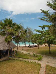 een uitzicht op het strand vanaf een resort bij Bahari Dhow Beach Villas in Diani Beach