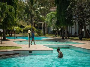 Swimming pool sa o malapit sa Bahari Dhow Beach Villas