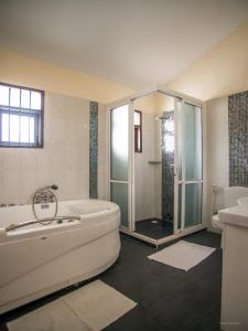 Et badeværelse på Bahari Dhow Beach Villas + 29 billeder