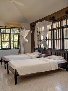 En eller flere senge i et værelse på Bahari Dhow Beach Villas