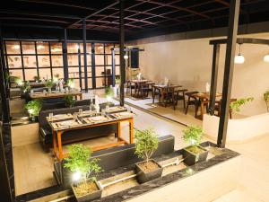 eine Draufsicht auf ein Restaurant mit Tischen und Stühlen in der Unterkunft Saswata Hotels By Kamay Group in Ayodhya