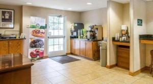 Η κουζίνα ή μικρή κουζίνα στο Quality Inn & Suites