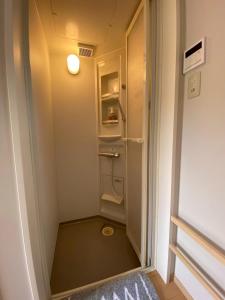 a small bathroom with a toilet in a room at 与論島の宿とーとぅがなし in Yoron