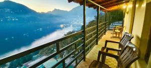 d'un balcon avec un banc et une vue sur l'eau. dans l'établissement Lake View Stays Nainital, à Nainital