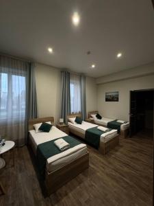 Habitación de hotel con 3 camas y chimenea en Hotel DoZari, en Korostyshiv 38 fotos más