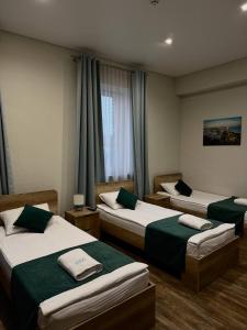 Una habitación de hotel con dos camas y una ventana. en Hotel DoZari, en Korostyshiv