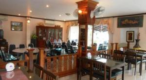 a dining room with tables and chairs in a restaurant at Chaleunehoung Hotel in Ban Houadông