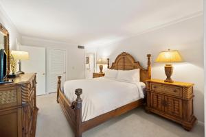 1 dormitorio con 1 cama, vestidor y lámparas en PW13103: 13103 Pelican Watch, en Seabrook Island