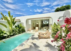 Bazén v ubytování Dolce Suites nebo v jeho okolí