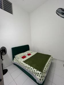 Postel nebo postele na pokoji v ubytování Dua Puteri Homestay