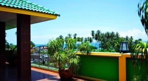 einen Balkon mit Palmen und Meerblick in der Unterkunft Sairougn Seaview Hotel in Ban Ko Kwang + 57 Fotos