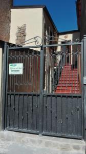 Prignano CilentoにあるIl Giardino sull'Alentoの建物前の赤い座席の黒門
