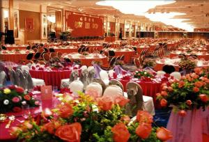 a large banquet hall with red tables and chairs at Regency Hotel in Ma Yu +291 photos