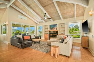 Un lugar para sentarse en SUNSET PALMS Pool, Tennis, AC Minutes to Beach