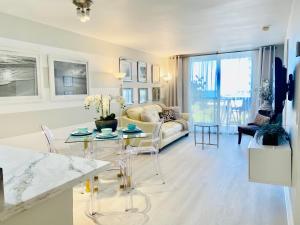 Khu vực ghế ngồi tại OCEAN VIEW 1BR 2BA BEACH CONDO Parking