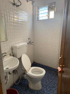 Et badeværelse på FabHotel Vhyom Sky Palace