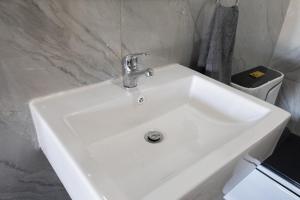 ein weißes Waschbecken im Bad mit WC in der Unterkunft Seagull Apartment -2 Bedroom Apartment 408 by First Private Stays in Margate