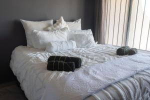 ein großes weißes Bett mit weißen Kissen darauf in der Unterkunft Seagull Apartment -2 Bedroom Apartment 408 by First Private Stays in Margate