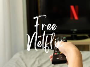 Televiisor ja/või meelelahutuskeskus majutusasutuses Séjour romantique ou professionnel au Château isigny, Charme et feu de cheminée