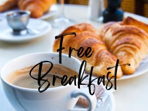 Isigny-le-BuatChateau isigny, Séjour romantique charm getaway的一杯咖啡和一盘羊角面包