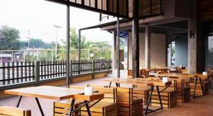 une rangée de tables et de chaises dans un restaurant dans l'établissement B2 Buriram Boutique and Budget Hotel, à Ban Khok Wat