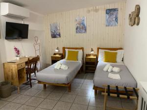 une chambre avec deux lits et un bureau avec un bureau dans l'établissement MIU' Bed and Breakfast, à Ciampino 46 autres photos