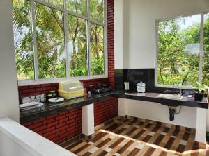 Kuchyň nebo kuchyňský kout v ubytování Okinrose Mirissa + 28 fotografií