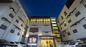 un bâtiment avec des voitures garées devant dans l'établissement Eighty Eight Hotel, à Koronadal