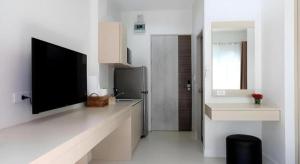 eine Küche mit einem Flachbildfernseher auf einer Theke in der Unterkunft Oh My Place in Chiang Rai