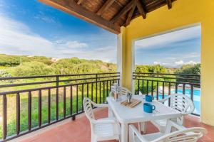 Swimmingpoolen hos eller tæt på House and Apt. in Sassari 30366