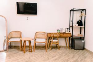 Μια τηλεόραση ή/και κέντρο ψυχαγωγίας στο HANAYA Living House Pacitan