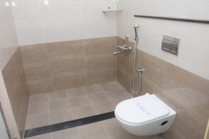 甘吉布勒姆sri selvaas inn的带马桶和淋浴的浴室